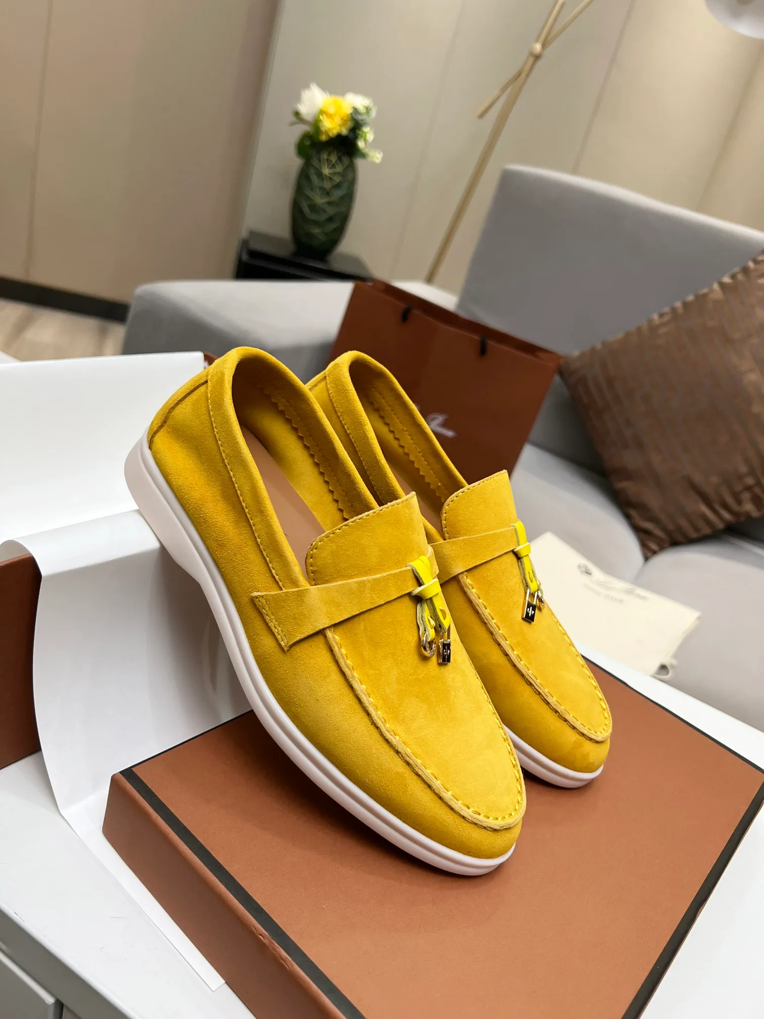 👟👟Ex-factory price 480👟👟 【Loro Piana】Italian top cashmere is fashionable and classic, and the leather is also practical and still of the highest quality on the Internet. Developed from the original board, the upper is made of Yangjing silk and is smooth. Leather lining, wear-resistant high-elastic beef tendon bottom. Size: 35-42, (men’s +10)